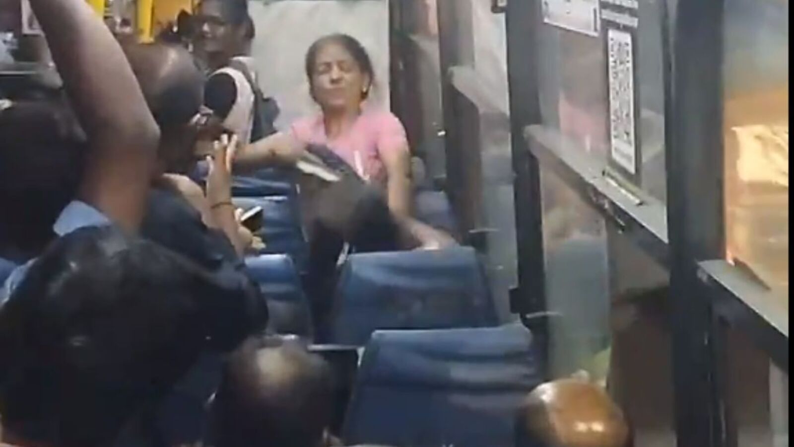 Women beat each other with slippers aboard Bengaluru bus; video sparks outrage Globalindianews24